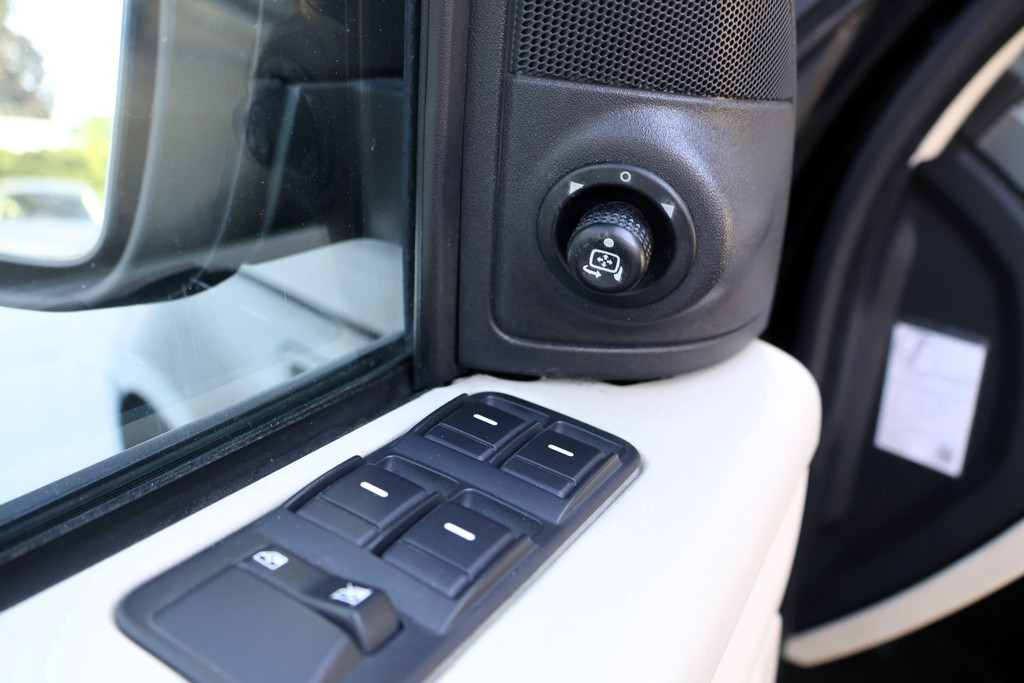53941839-12.jpg